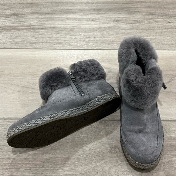UGG Women's Elowen Bootie Gray Suede Sheepskin Lined Side Zipper Size 9 - Picture 1 of 7